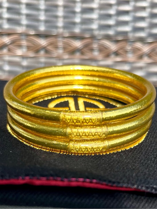 Budhagirl Jewelry - BuDhaGirl All Weather Bangles - Set of 3 Gold Bangles w/ Pouch Size Large NWOT